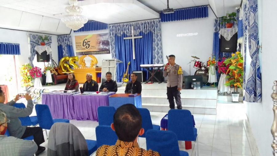 Bhabinkamtibmas Polsek Makale Kunjungi Warga Pasar Sentral Makale