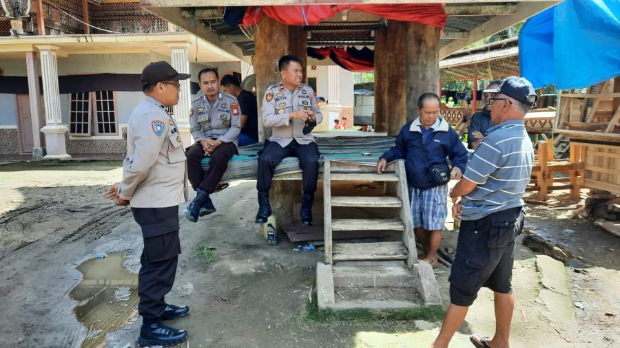 Bhabinkamtibmas Polsek Makale Kunjungi Warga Pasar Sentral Makale