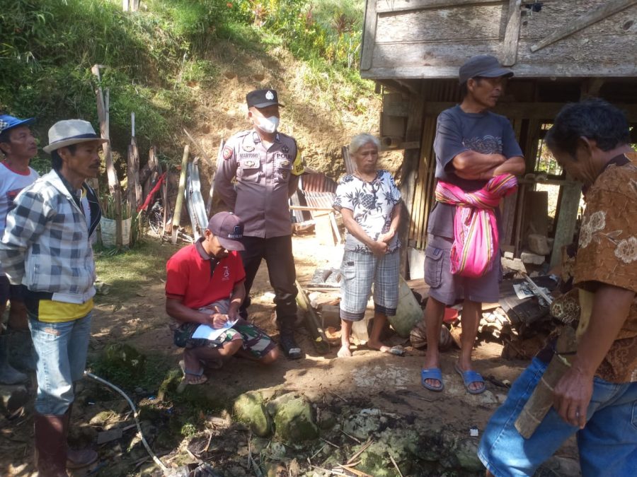 Bhabinkamtibmas Polsek Makale Kunjungi Warga Pasar Sentral Makale