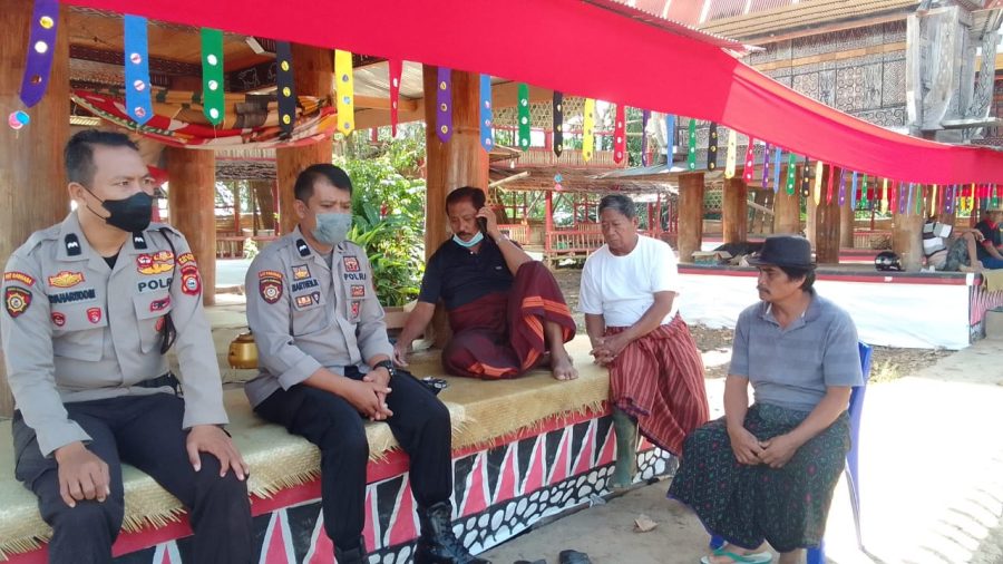 Bhabinkamtibmas Polsek Makale Kunjungi Warga Pasar Sentral Makale