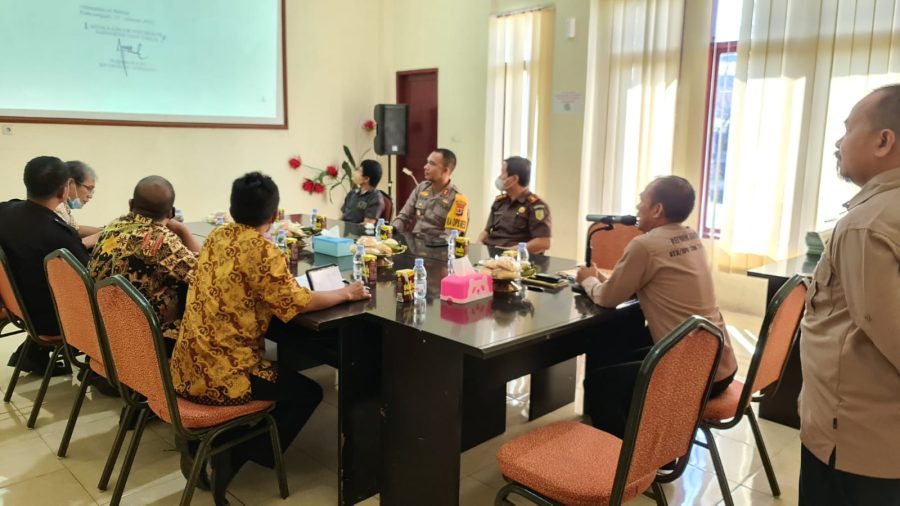 Bhabinkamtibmas Polsek Makale Kunjungi Warga Pasar Sentral Makale