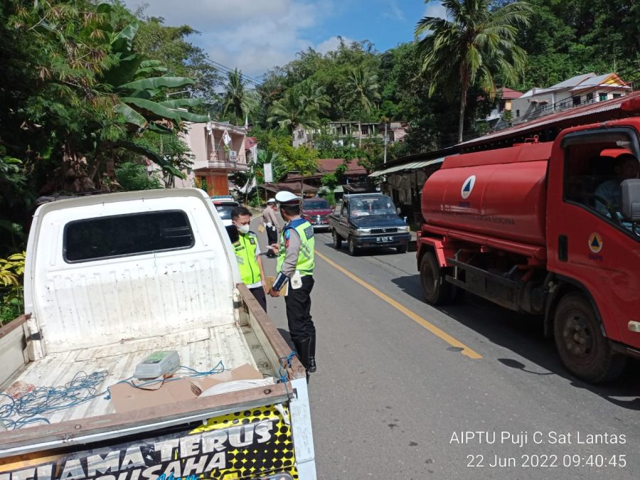 Bhabinkamtibmas Polsek Saluputti Pengamanan acara Adat Rambu Solo’
