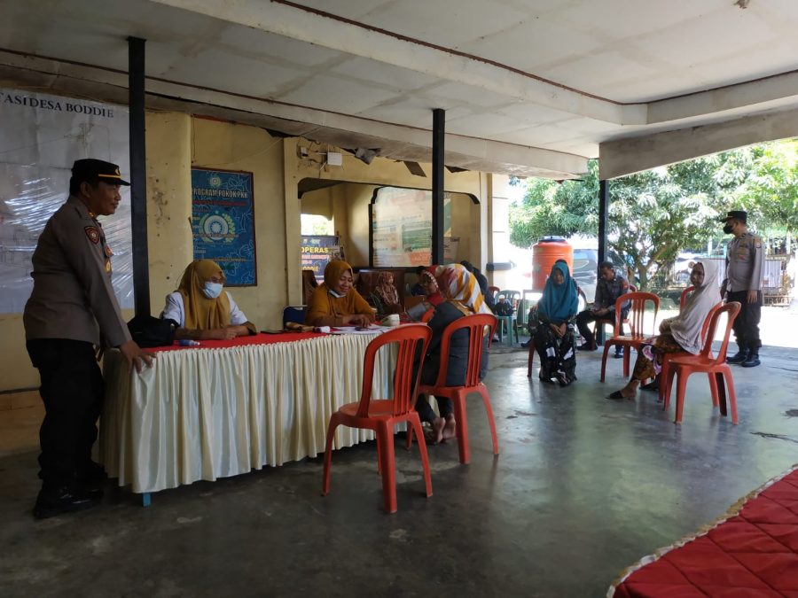 Kapolsek Pantau Dan Amankan Langsung Giat Vaksinasi Di Kantor Desa Boddie