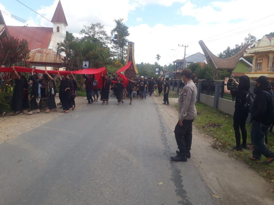 Bhabinkamtibmas Polsek Makale pengawasan Penyelenggaraan Rambu Tuka’