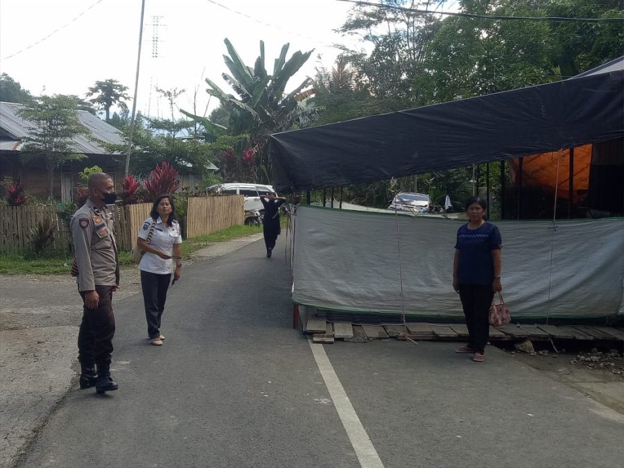 Bhabinkamtibmas Polsek Makale pengawasan Penyelenggaraan Rambu Tuka’