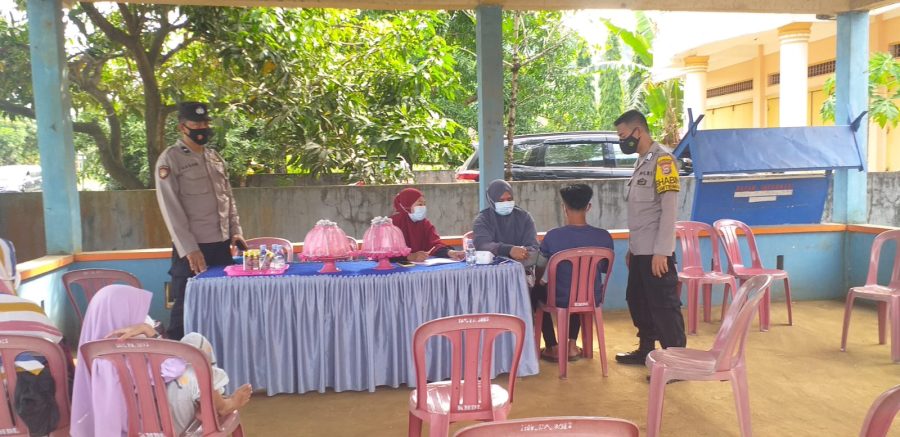 Dukung Program Pemerintah Untuk Kegiatan Vaksin, Bhabinkamtibmas Terus Hadir Mendampingi Warganya