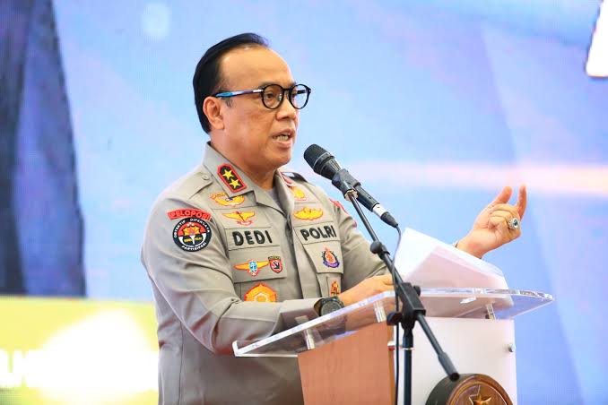 Bhabinkamtibmas bersama Masyarakat Jamaat gereja Kasimpo malakukan kerja Bakti