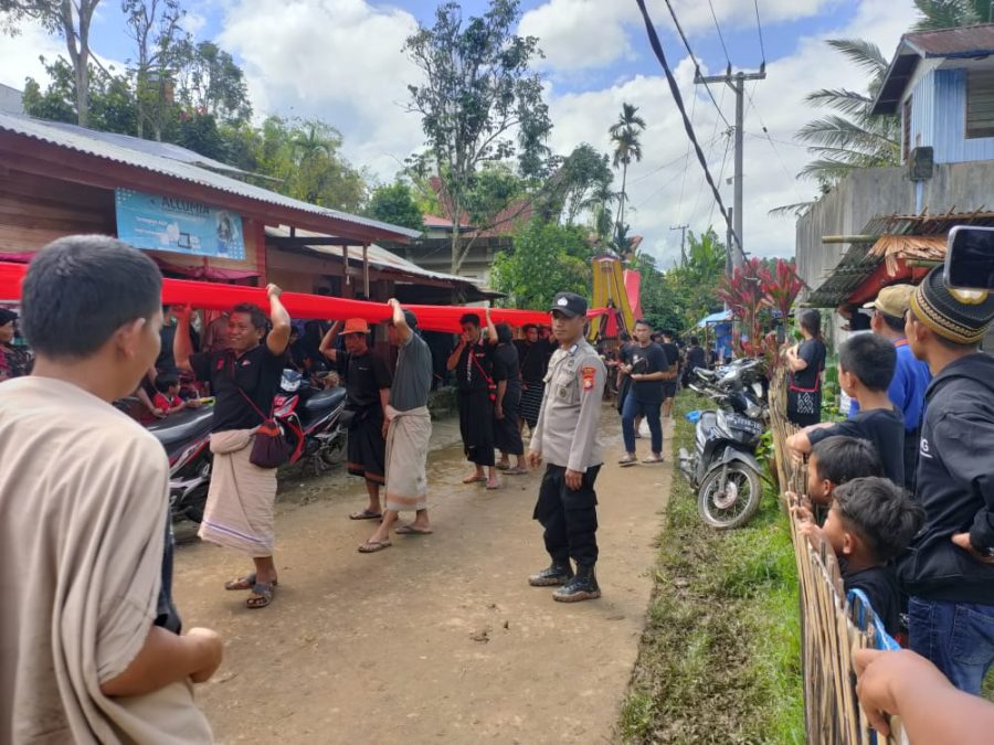 Bhabinkamtibmas bersama Masyarakat Jamaat gereja Kasimpo malakukan kerja Bakti