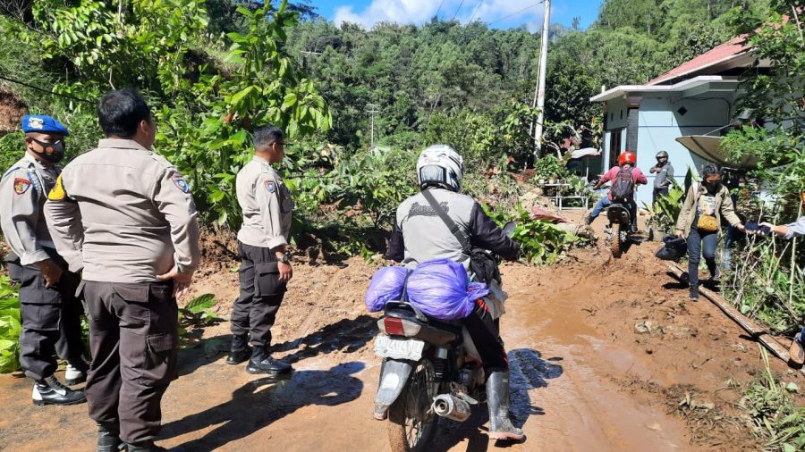 Bhabinkamtibmas bersama Masyarakat Jamaat gereja Kasimpo malakukan kerja Bakti