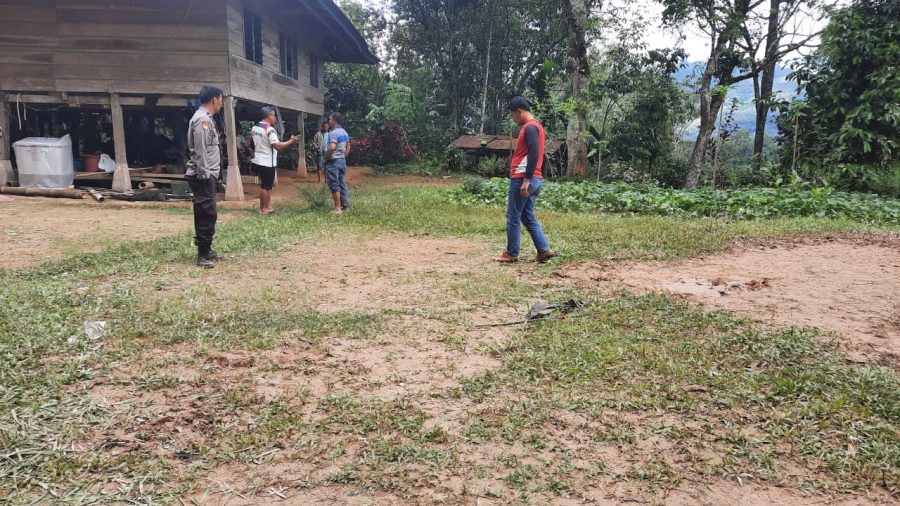 Bhabinkamtibmas bersama Masyarakat Jamaat gereja Kasimpo malakukan kerja Bakti