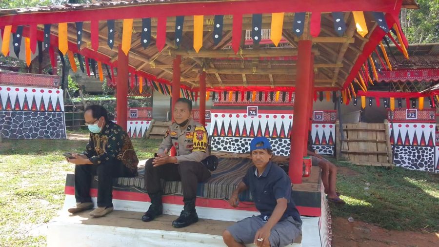 Bhabinkamtibmas Polsek Makale Sampaikan Himbauan pada pesta adat Rambu solo