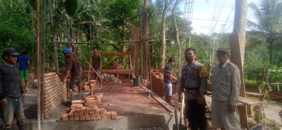Bhabinkamtibmas bersama Masyarakat Jamaat gereja Kasimpo malakukan kerja Bakti