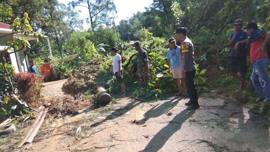 Bhabinkamtibmas bersama Masyarakat Jamaat gereja Kasimpo malakukan kerja Bakti