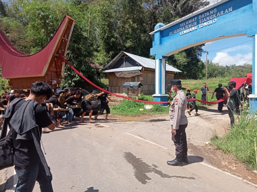 Bhabinkamtibmas Polsek Makale Sampaikan Himbauan pada pesta adat Rambu solo