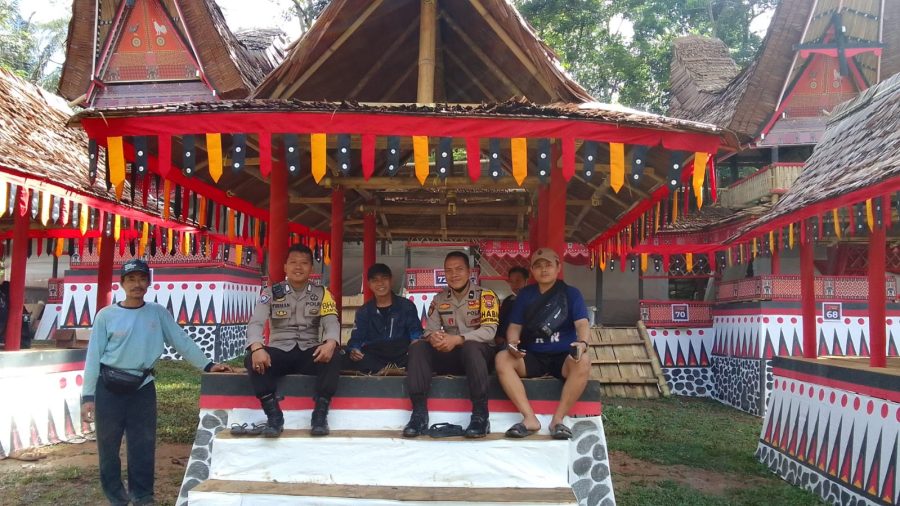 Bhabinkamtibmas Polsek Makale Sampaikan Himbauan pada pesta adat Rambu solo