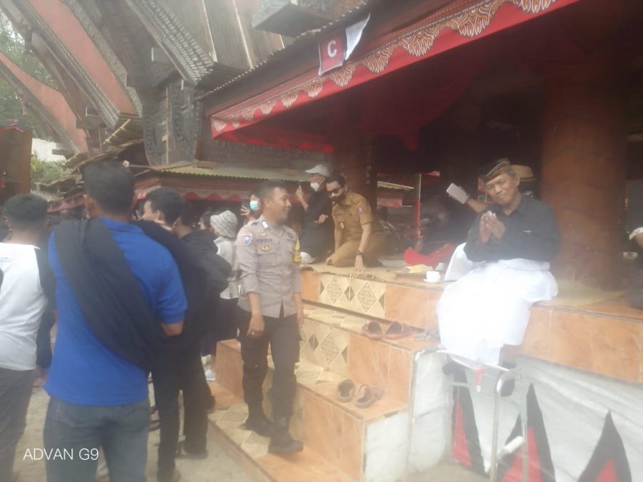 Bhabinkamtibmas pemantauan persiapan pesta adat Rambu solo di kelurahan Lemo