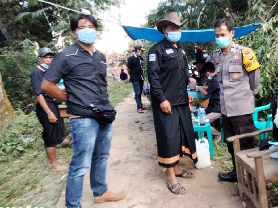 Bhabinkamtibmas pemantauan persiapan pesta adat Rambu solo di kelurahan Lemo