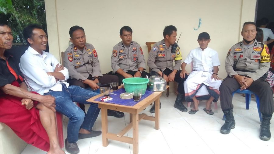 Bhabinkamtibmas pemantauan persiapan pesta adat Rambu solo di kelurahan Lemo
