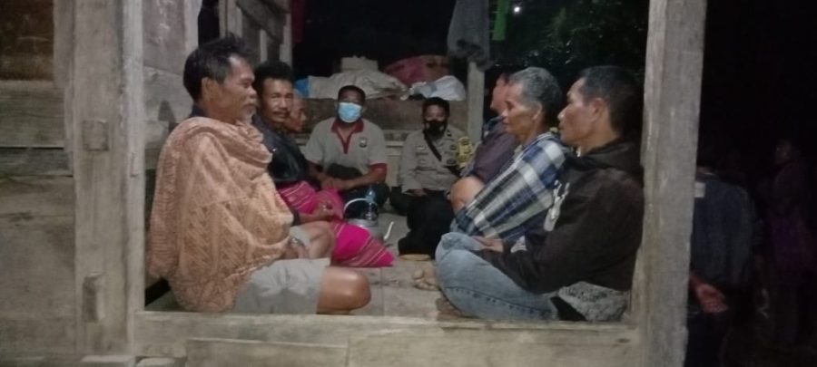Personil Polsek Makale melakukan pembubaran Judi Sambung Ayam