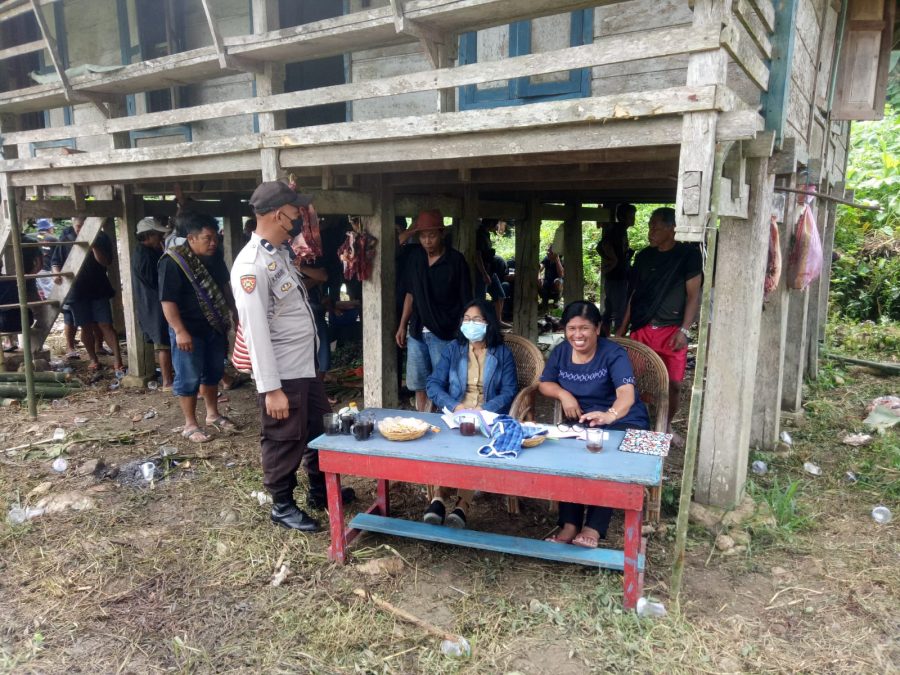 Bhabinkamtibmas Polsek Makale Pengamanan Upacara Adat Rambu Solo’