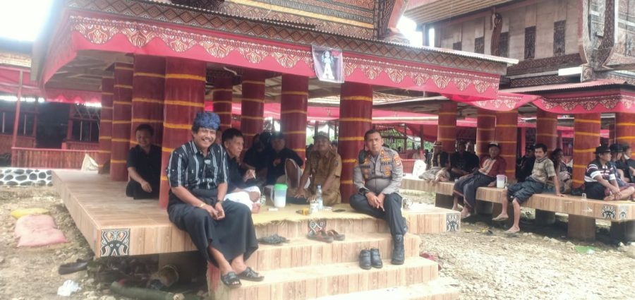 Bhabinkamtibmas Polsek Makale Pengamanan Upacara Adat Rambu Solo’