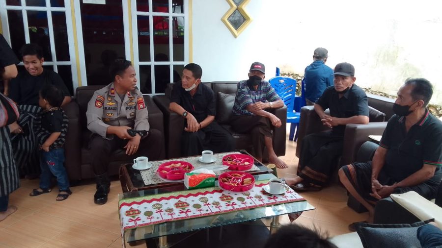 Bhabinkamtibmas Polsek Makale Pengamanan Upacara Adat Rambu Solo’