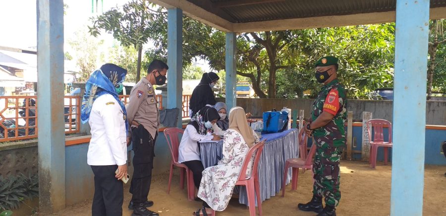 Bhabinkamtibmas Bersama Babinsa Laksanakan Pendampingan Kepada Warga Yang Divaksinasi