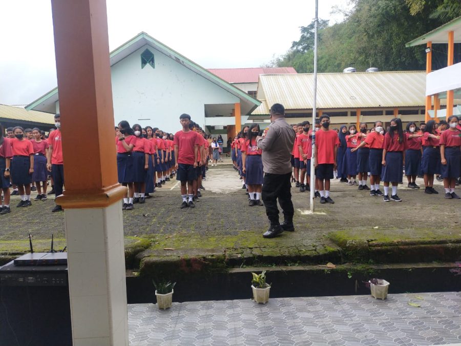 Polsek Sanggalangi Polres Torut Mengenalkan Peraturan Baris-Berbaris (PBB) Kepada Siswa Baru SMKN 2 Torut