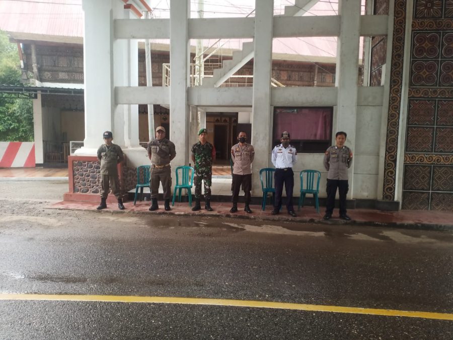 Polsek Mengkendek melakukan Pengamanan Pos Penanganan Wabah PMK