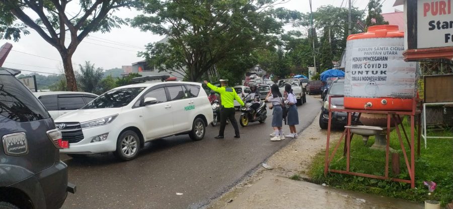 Polsek Mengkendek melakukan Pengamanan Pos Penanganan Wabah PMK