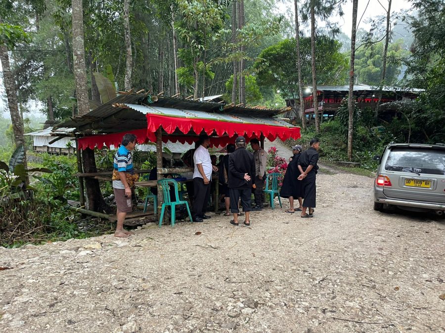 Polsek Mengkendek melakukan Pengamanan Pos Penanganan Wabah PMK