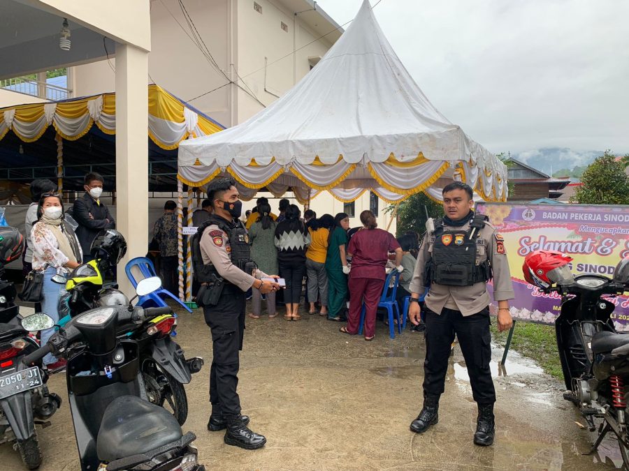 Polsek Mengkendek melakukan Pengamanan Pos Penanganan Wabah PMK