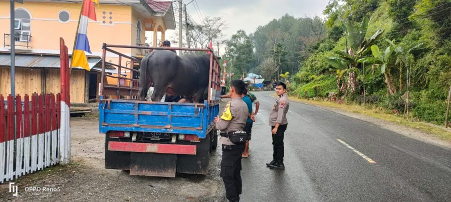 Bhabinkamtibmas Polsek Makale Pengamanan pada acara Penyelenggaraan Rambu Tuka’