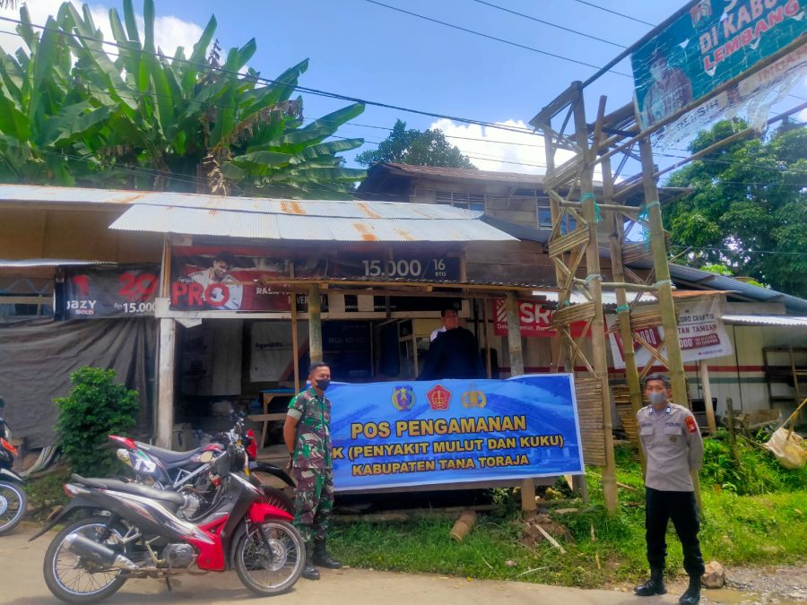 Bhabinkamtibmas Polsek Makale Pengamanan pada acara Penyelenggaraan Rambu Tuka’