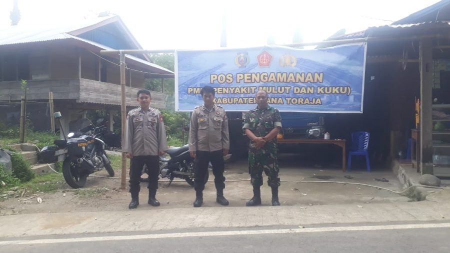Bhabinkamtibmas Polsek Makale Pengamanan pada acara Penyelenggaraan Rambu Tuka’