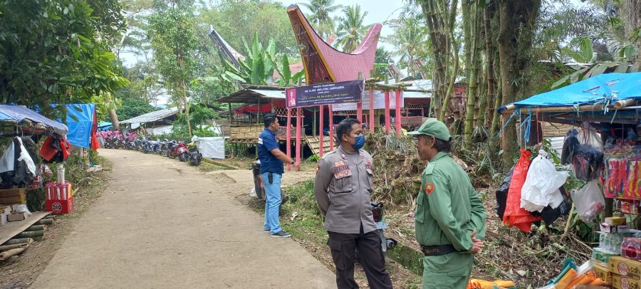 Bhabinkamtibmas Polsek Makale Pengamanan pada acara Penyelenggaraan Rambu Tuka’