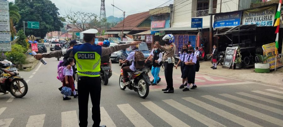 Meminimalisir Kendaraan Berhenti Diatas Badan Jalan, Personil Lantas Tator Edukasi Pengemudi