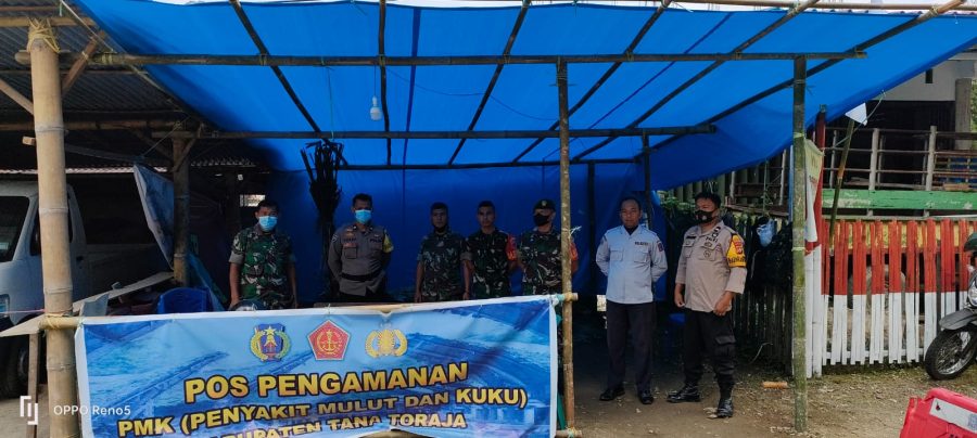Bhabinkamtibmas Polsek Makale Pengamanan pada acara Penyelenggaraan Rambu Tuka’