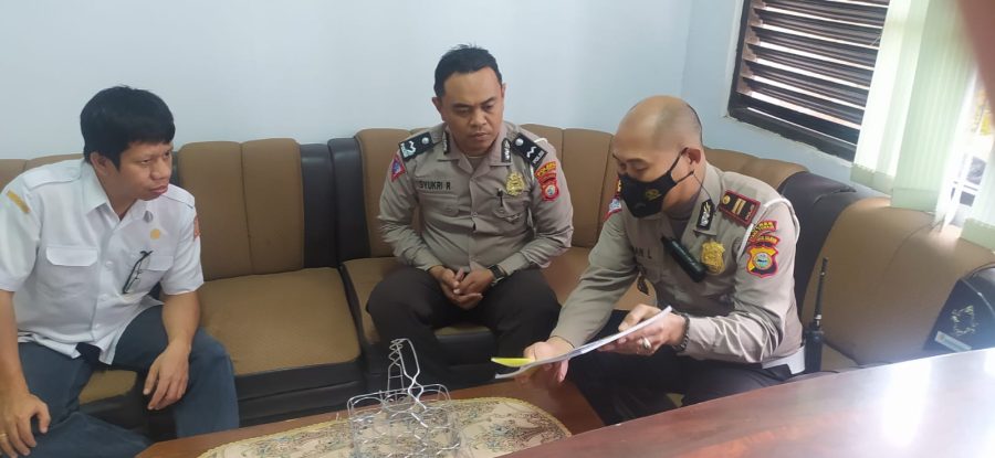 Meminimalisir Kendaraan Berhenti Diatas Badan Jalan, Personil Lantas Tator Edukasi Pengemudi
