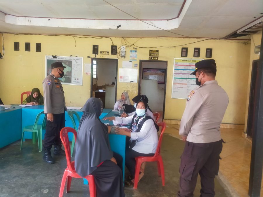 Pastikan Tanpa Kendala, Polsek Mandalle Pantau Vaksinasi Di Aula Kantor Desa Boddie