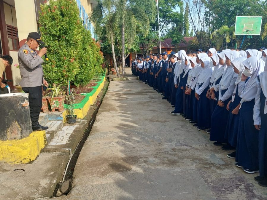 Sambangi siswa yang berkeliaran di area Masjid Agung pada saat jam sekolah.