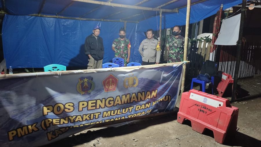 Kapolsek Sangalla Bersama Bhabinkamtibmas Dampingi Tim Vaksinasi Hewan Ternak