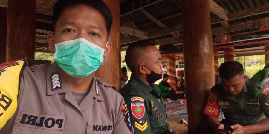 Kapolsek Sangalla Bersama Bhabinkamtibmas Dampingi Tim Vaksinasi Hewan Ternak