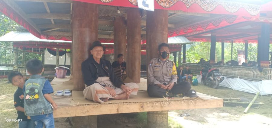 Kapolsek Sangalla Bersama Bhabinkamtibmas Dampingi Tim Vaksinasi Hewan Ternak