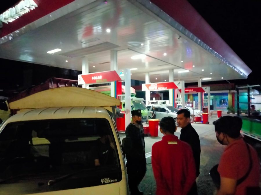 Kapolsek Makale bersama personil patroli di SPBU di wilayah hukum Polsek Makale