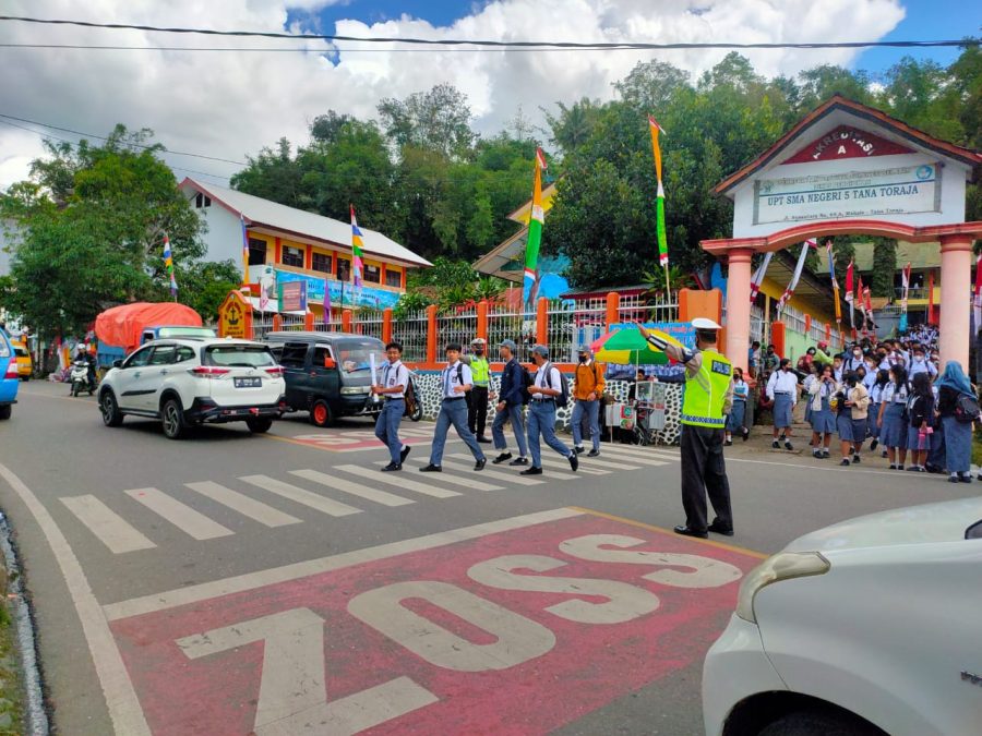 Bahbinkamtibmas Polsek Makale pengamanan pesta adat Rambu Tuka
