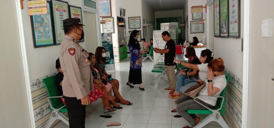 Agar Berjalan Lancar, Kapolsek Monitorong Pelaksanaan Vaksin Di Puskesmas Mandalle