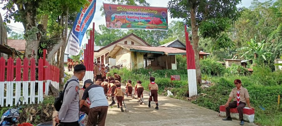Bhabinkamtibmas Polsek Makale pengamanan Acara Penguburan di wilayah binaan
