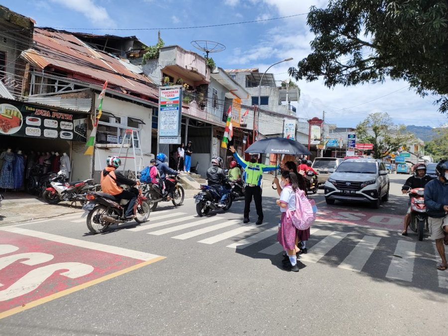 Bhabinkamtibmas Polsek Makale Pengamanan upacara adat kematian