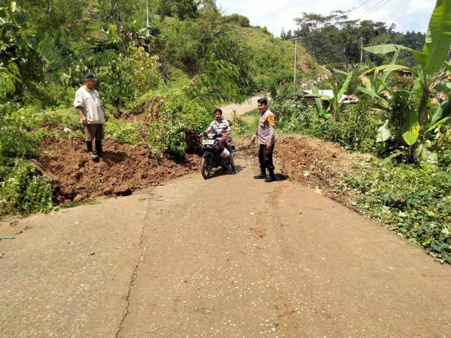 Bhabinkamtibmas Polsek Makale Pengamanan upacara adat kematian
